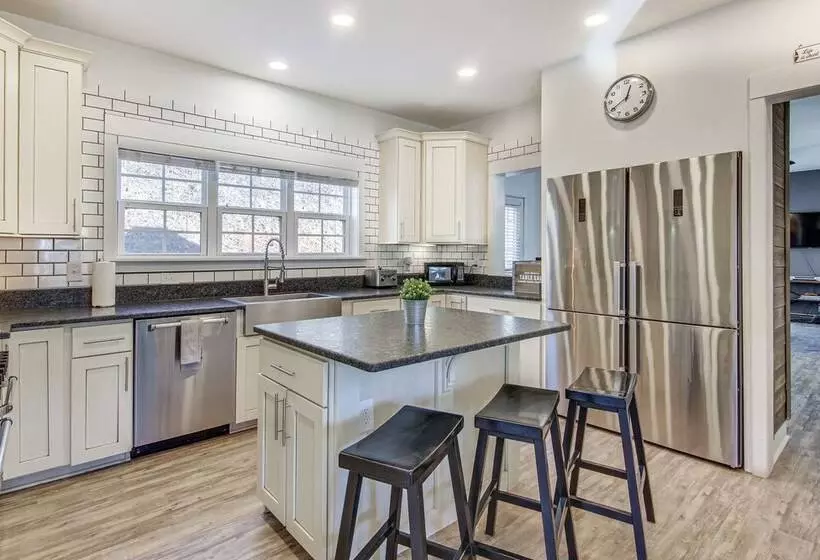 Mountain View, Fire Pit: Roomy Blue Ridge Home!