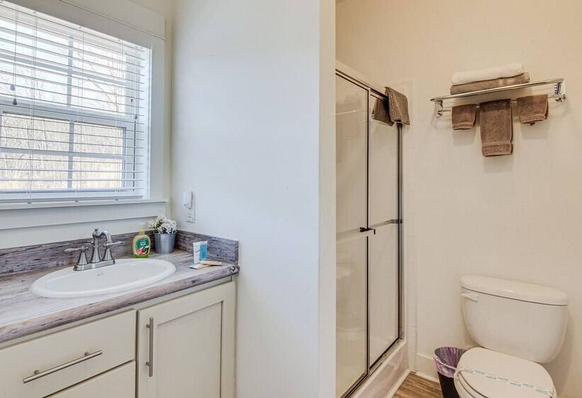 Mountain View, Fire Pit: Roomy Blue Ridge Home!