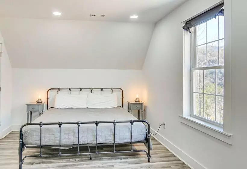 Mountain View, Fire Pit: Roomy Blue Ridge Home!