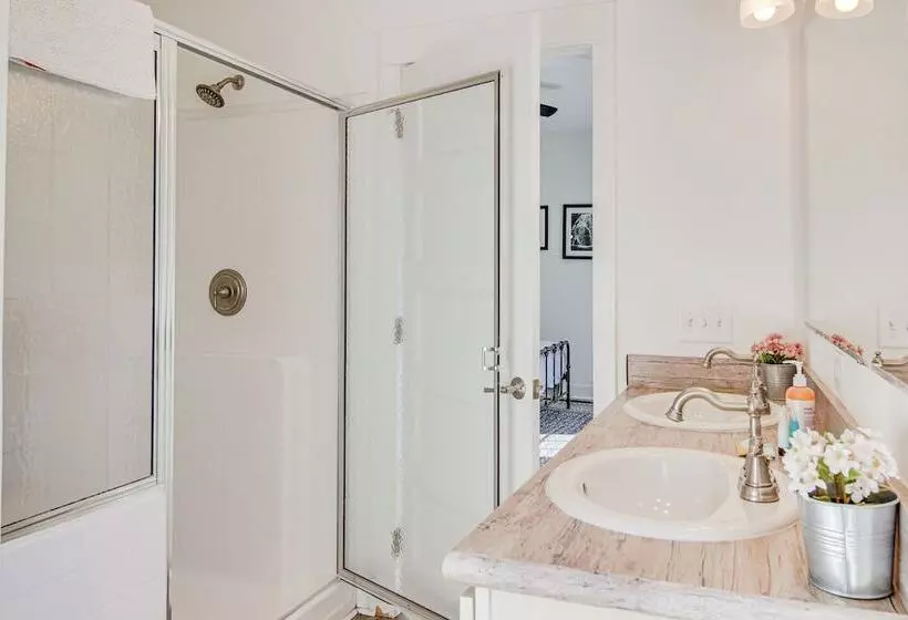 Mountain View, Fire Pit: Roomy Blue Ridge Home!