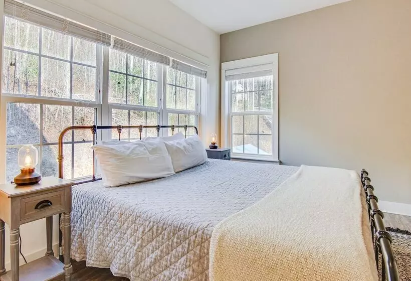 Mountain View, Fire Pit: Roomy Blue Ridge Home!