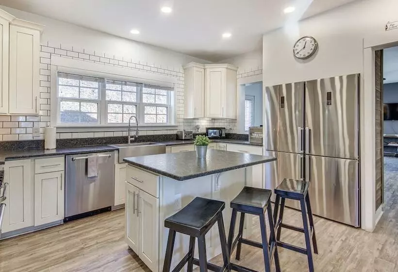 Mountain View, Fire Pit: Roomy Blue Ridge Home!