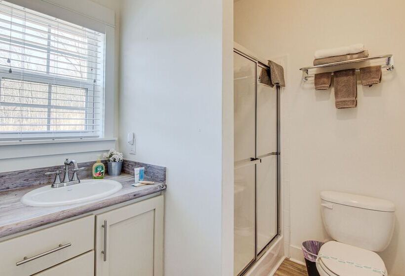 Mountain View, Fire Pit: Roomy Blue Ridge Home!