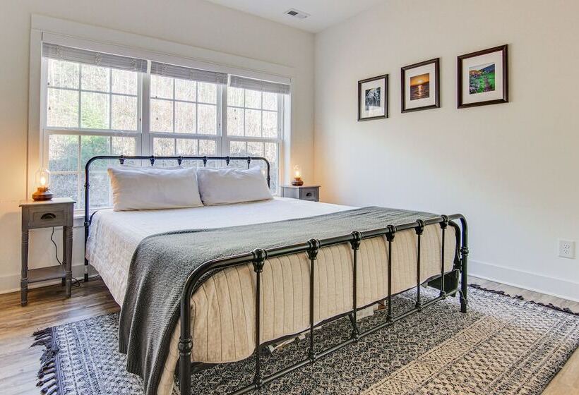 Mountain View, Fire Pit: Roomy Blue Ridge Home!