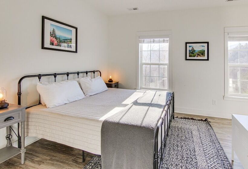 Mountain View, Fire Pit: Roomy Blue Ridge Home!