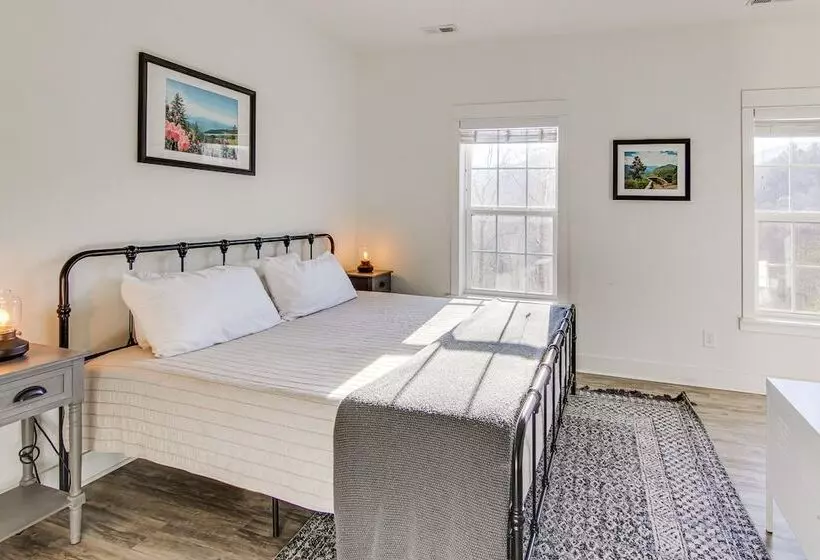 Mountain View, Fire Pit: Roomy Blue Ridge Home!