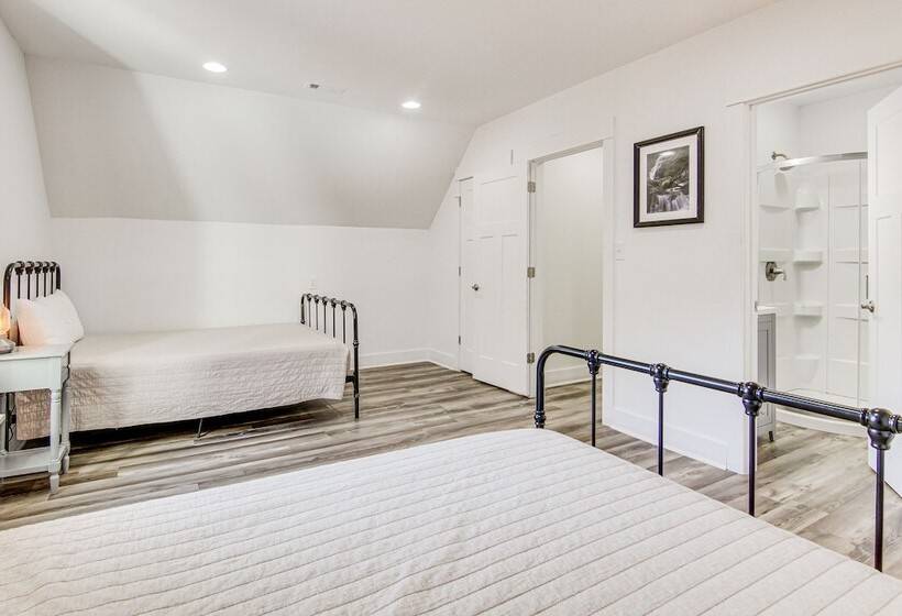 Mountain View, Fire Pit: Roomy Blue Ridge Home!