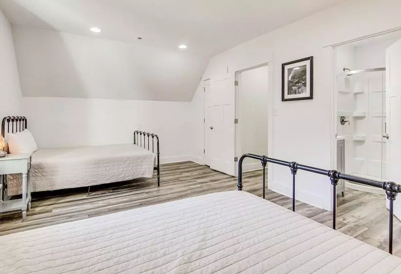 Mountain View, Fire Pit: Roomy Blue Ridge Home!