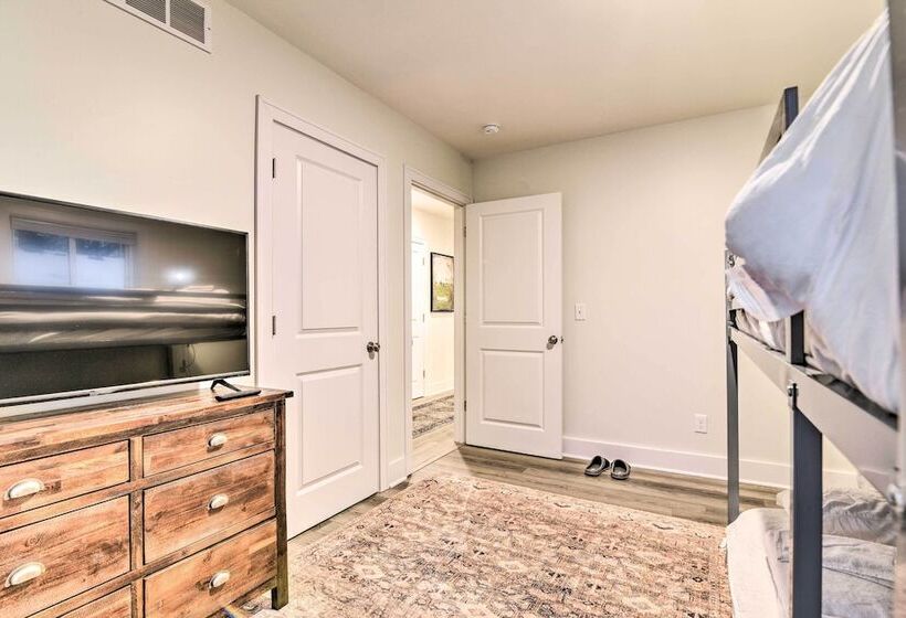 Stylish Retreat W/ Yard < 5 Mi To Msu Campus