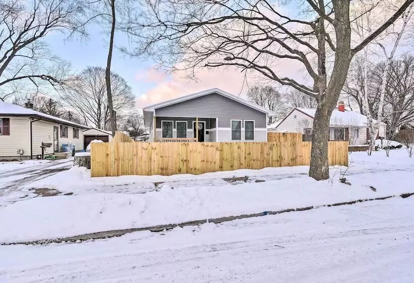 Stylish Retreat W/ Yard < 5 Mi To Msu Campus