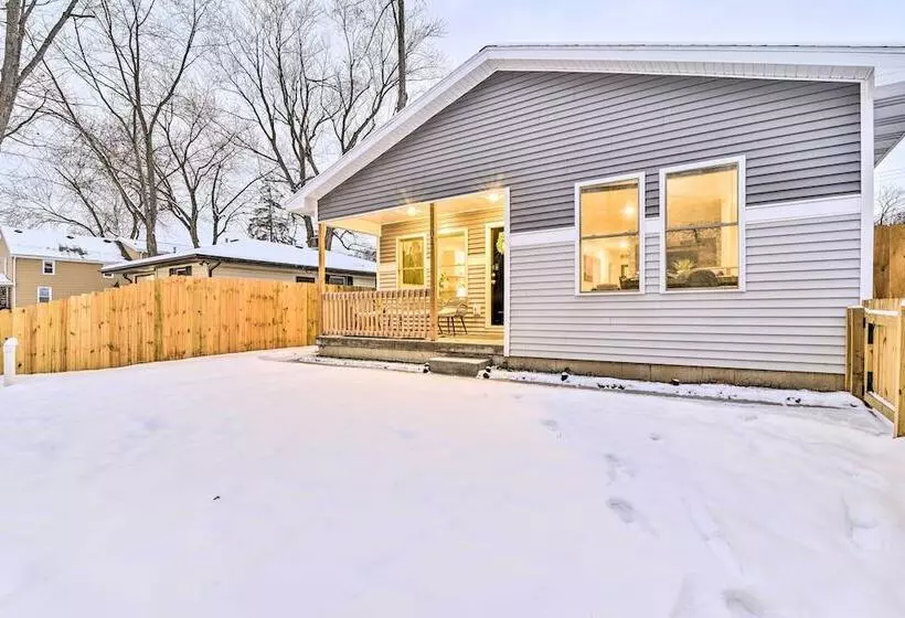 Stylish Retreat W/ Yard < 5 Mi To Msu Campus