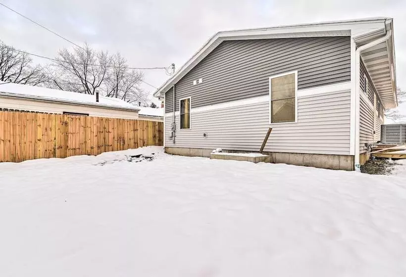 Stylish Retreat W/ Yard < 5 Mi To Msu Campus