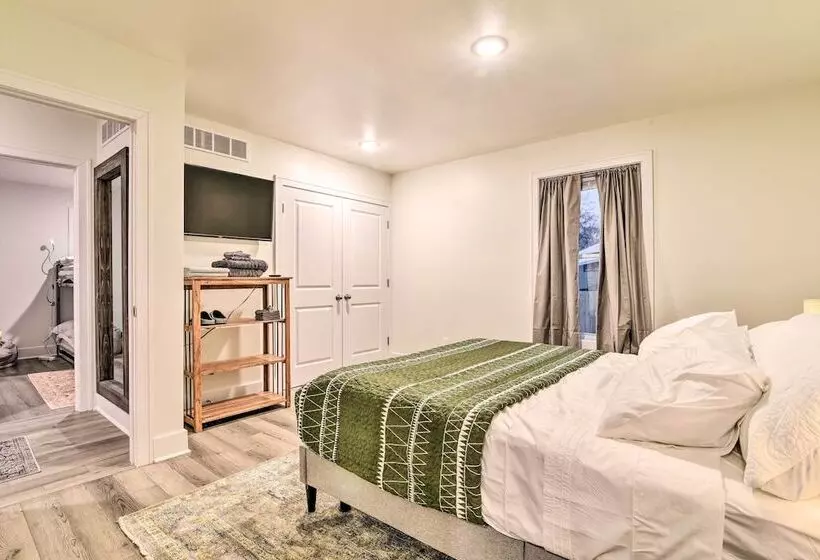 Stylish Retreat W/ Yard < 5 Mi To Msu Campus