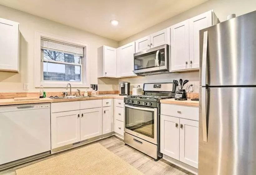 Stylish Retreat W/ Yard < 5 Mi To Msu Campus