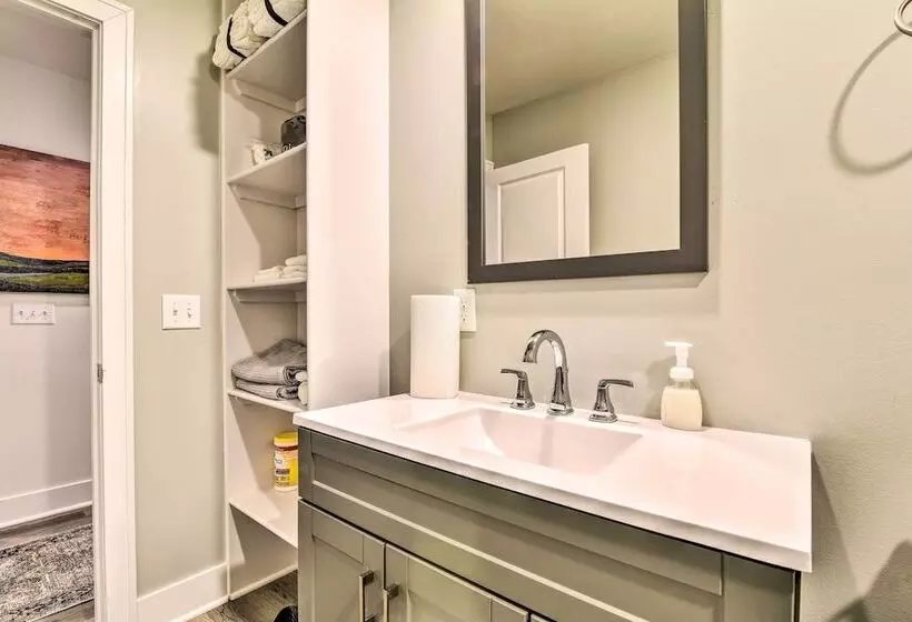 Stylish Retreat W/ Yard < 5 Mi To Msu Campus