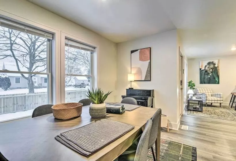 Stylish Retreat W/ Yard < 5 Mi To Msu Campus