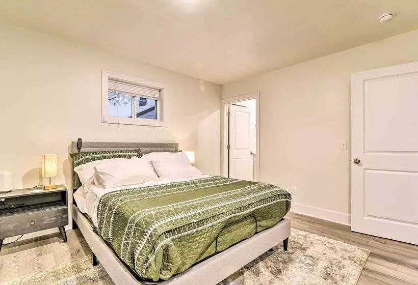 Stylish Retreat W/ Yard < 5 Mi To Msu Campus