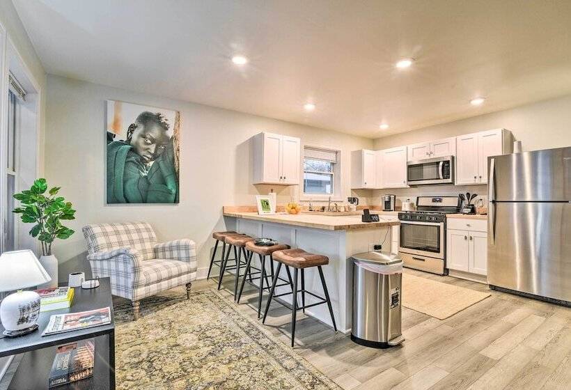 Stylish Retreat W/ Yard < 5 Mi To Msu Campus