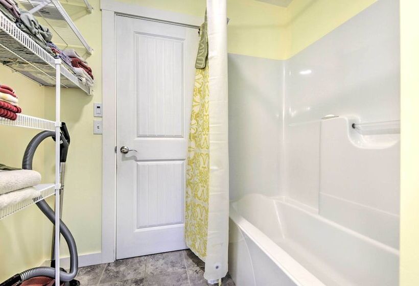 Sunny Morristown Home   Walk To Restaurants!