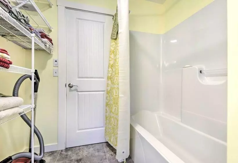 Sunny Morristown Home   Walk To Restaurants!