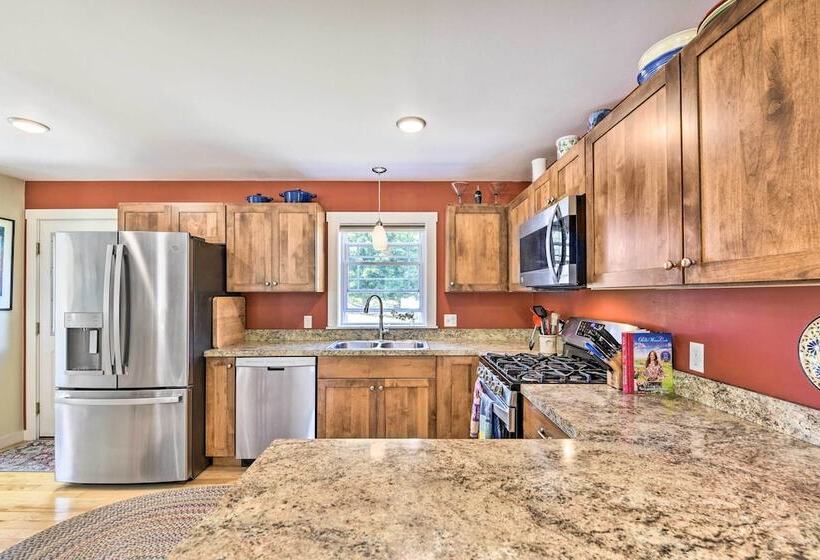 Sunny Morristown Home   Walk To Restaurants!