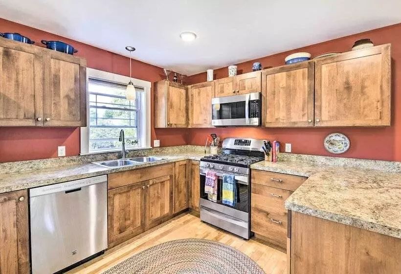 Sunny Morristown Home   Walk To Restaurants!