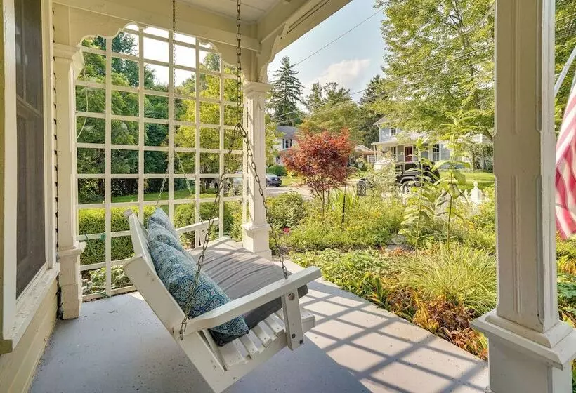 The Porch House  Located In Historic Village