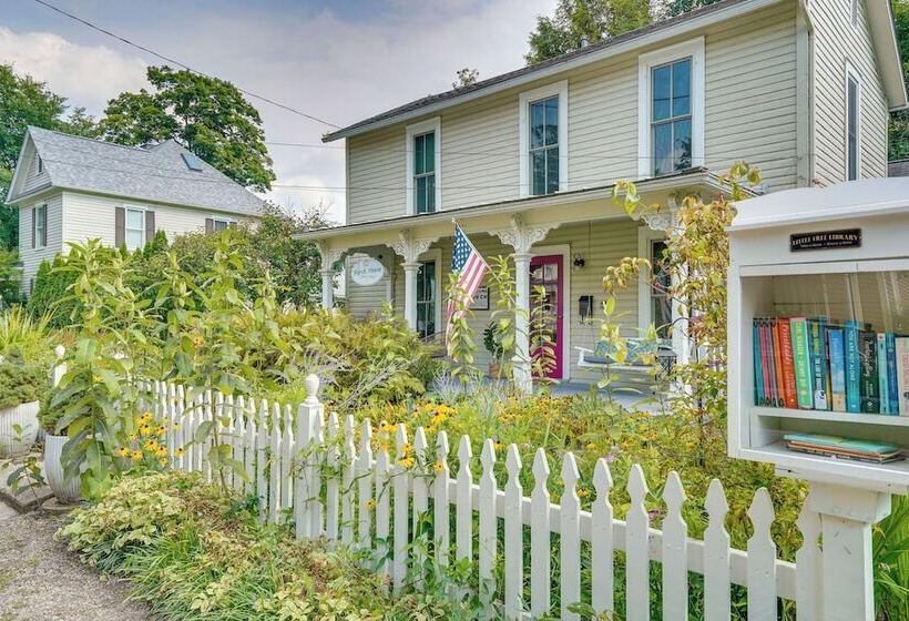 The Porch House  Located In Historic Village