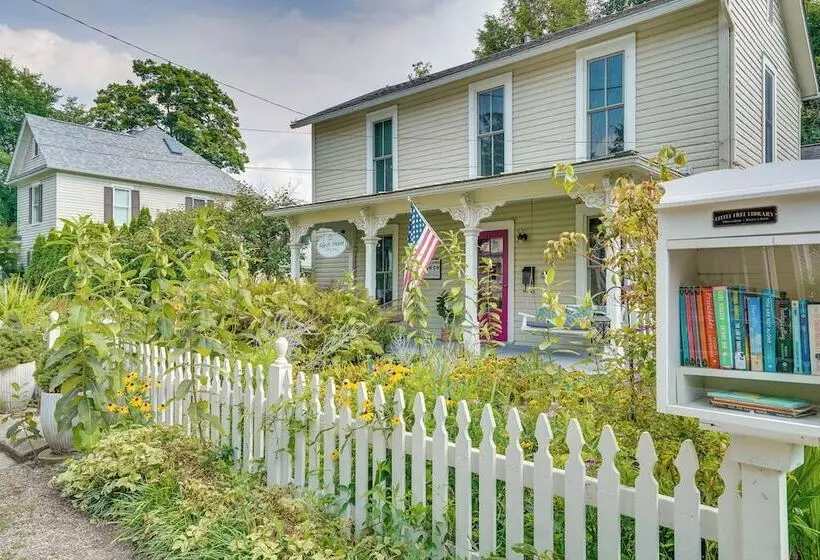 The Porch House  Located In Historic Village