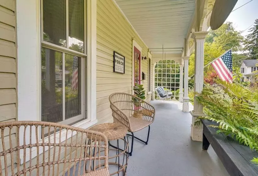 The Porch House  Located In Historic Village
