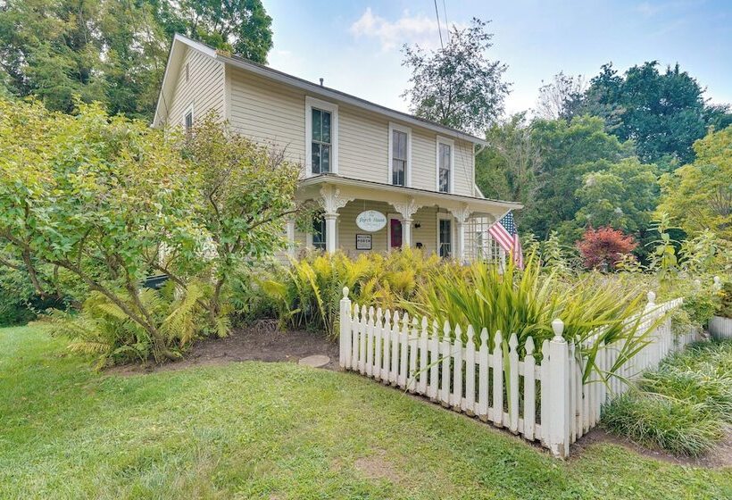 The Porch House  Located In Historic Village