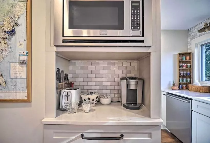 The Porch House  Located In Historic Village