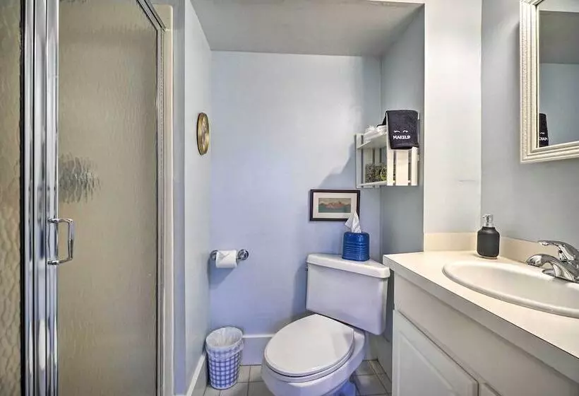 The Porch House  Located In Historic Village