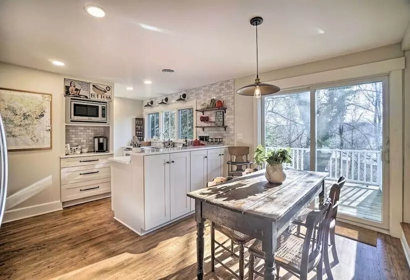 The Porch House  Located In Historic Village