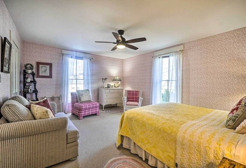 The Porch House  Located In Historic Village