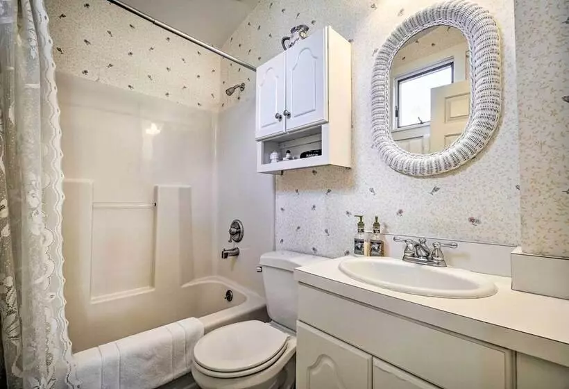 The Porch House  Located In Historic Village