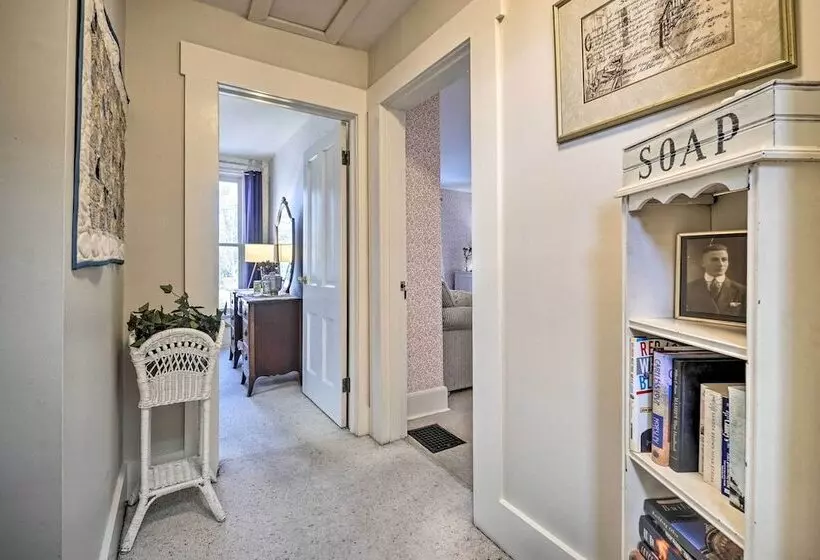 The Porch House  Located In Historic Village