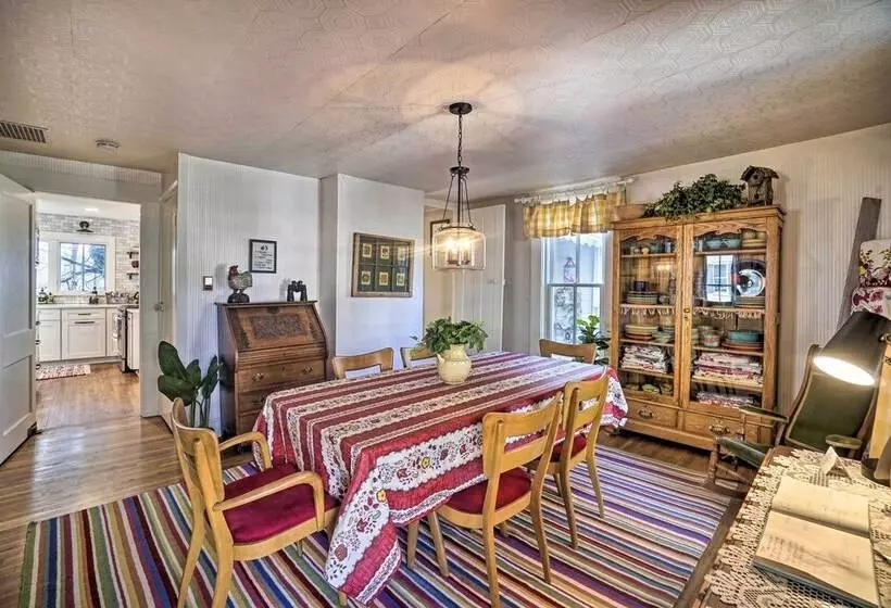 The Porch House  Located In Historic Village