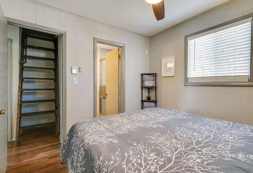 Dock & Sunroom: Waterfront Home Near Kalahari!