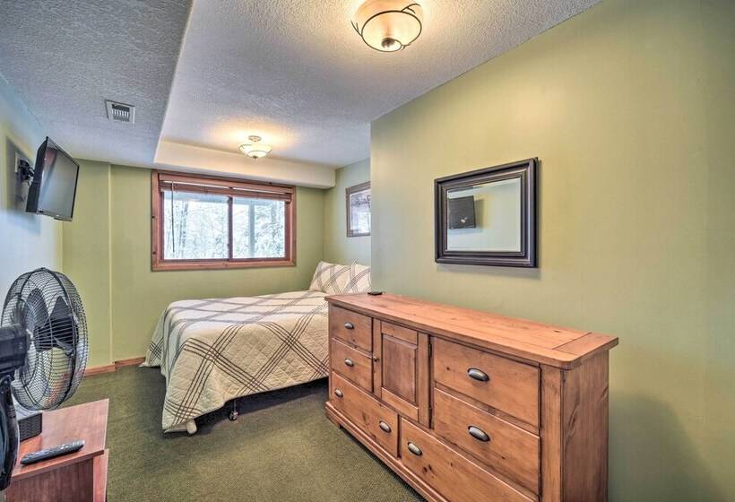 Waterfront Nelson Lake Cabin W/ Boat Dock!