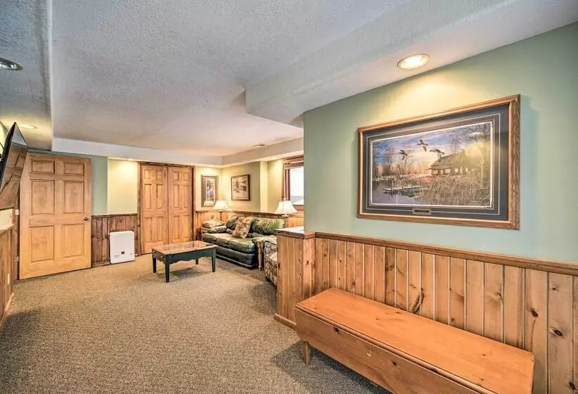 Waterfront Nelson Lake Cabin W/ Boat Dock!