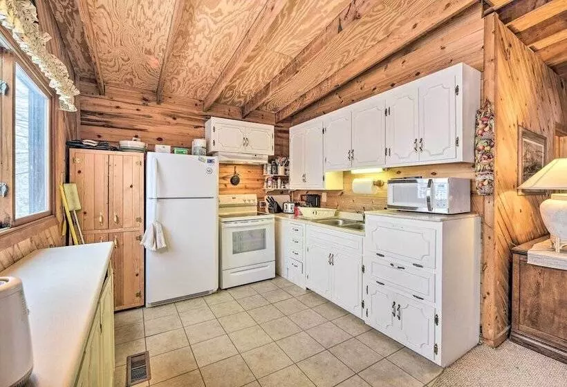 Waterfront Nelson Lake Cabin W/ Boat Dock!