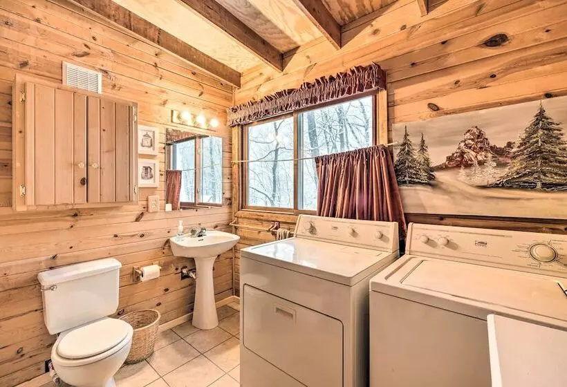 Waterfront Nelson Lake Cabin W/ Boat Dock!