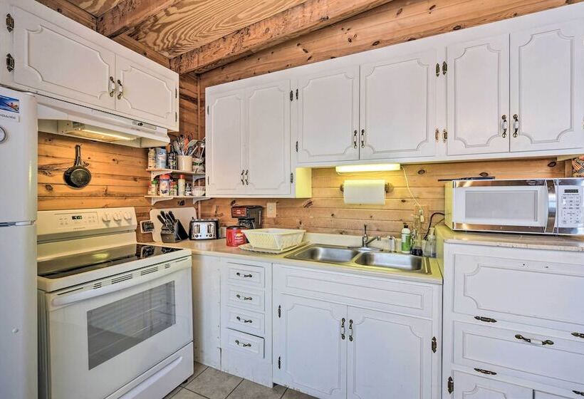 Waterfront Nelson Lake Cabin W/ Boat Dock!