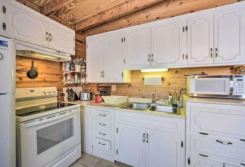 Waterfront Nelson Lake Cabin W/ Boat Dock!