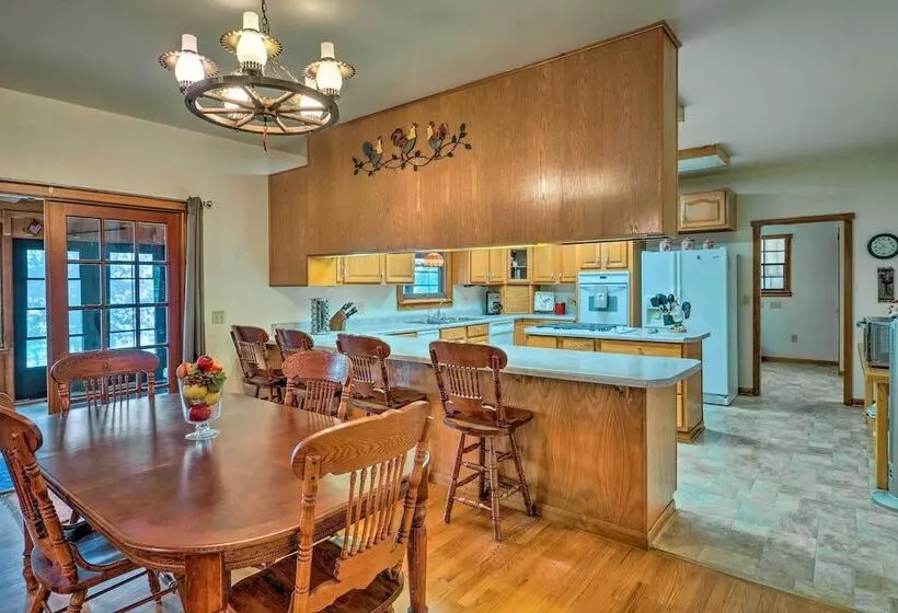 Beautiful Toledo Bend Retreat W/ Private Dock