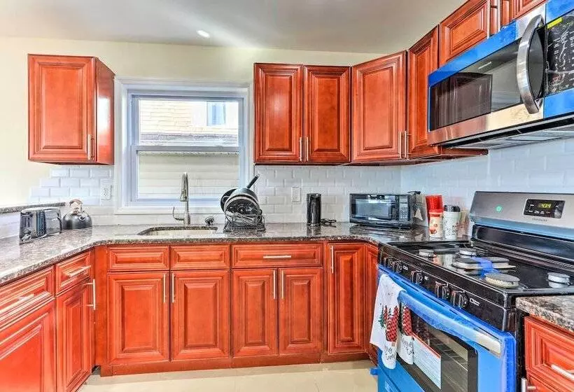 Bright Irvington Home ~ 2 Mi To Prudential Center!