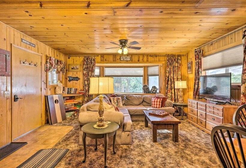 California Retreat W/ Deck, Fire Pit & Grill!