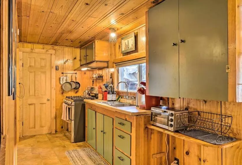 California Retreat W/ Deck, Fire Pit & Grill!