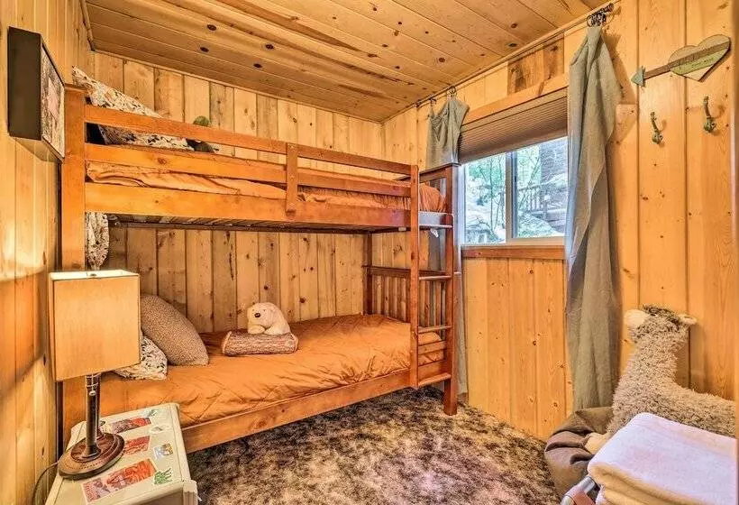 California Retreat W/ Deck, Fire Pit & Grill!